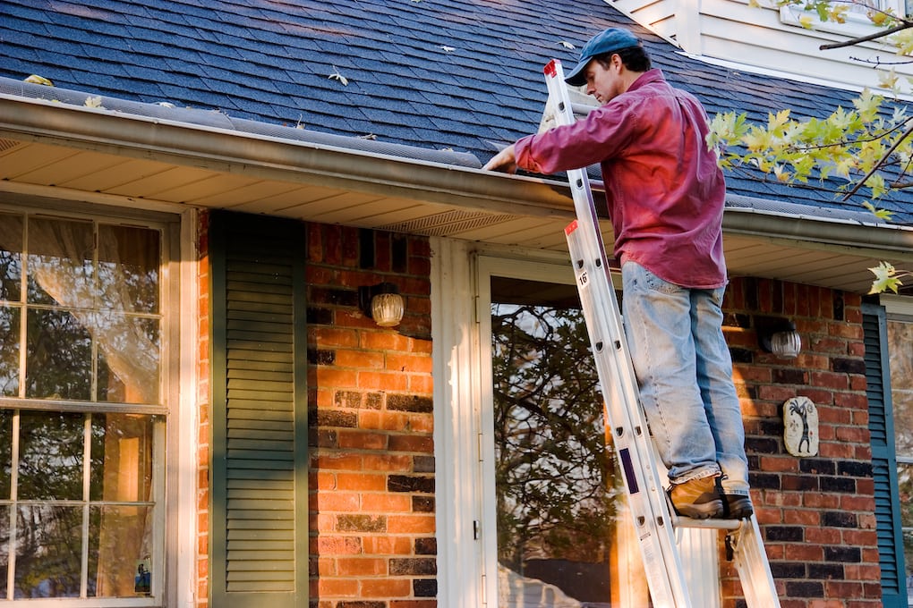 cleaning gutters before winter roofing