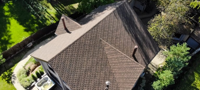 Bituminous tile for a roof. a roof from a bituminous tile.