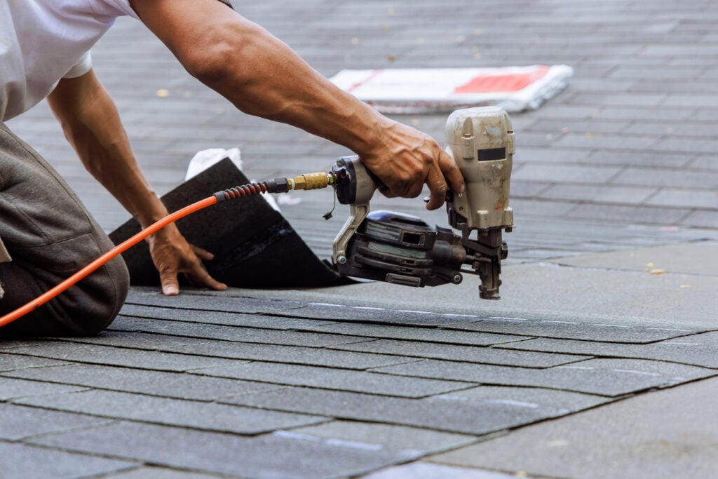roofer to install new asphalt bitumen shingles